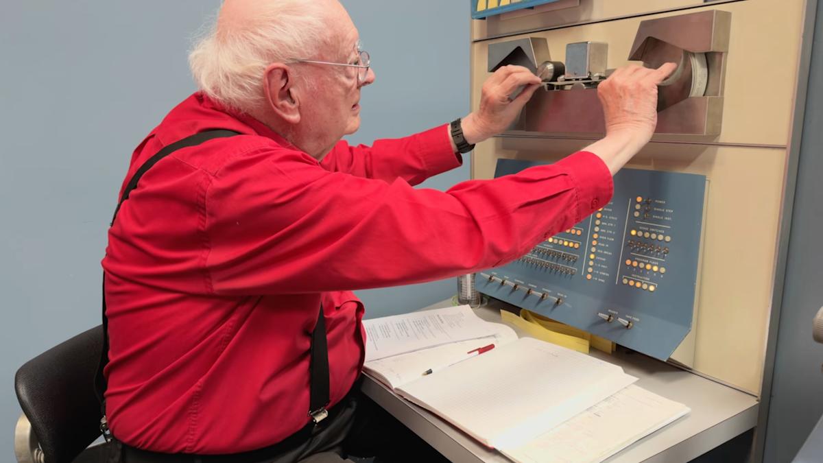 A 65-Year-Old Computer Plays Boards of Canada's 'Olson'