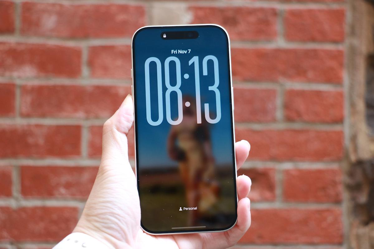 Customizing the Clock on Your iOS 26 Lock Screen
